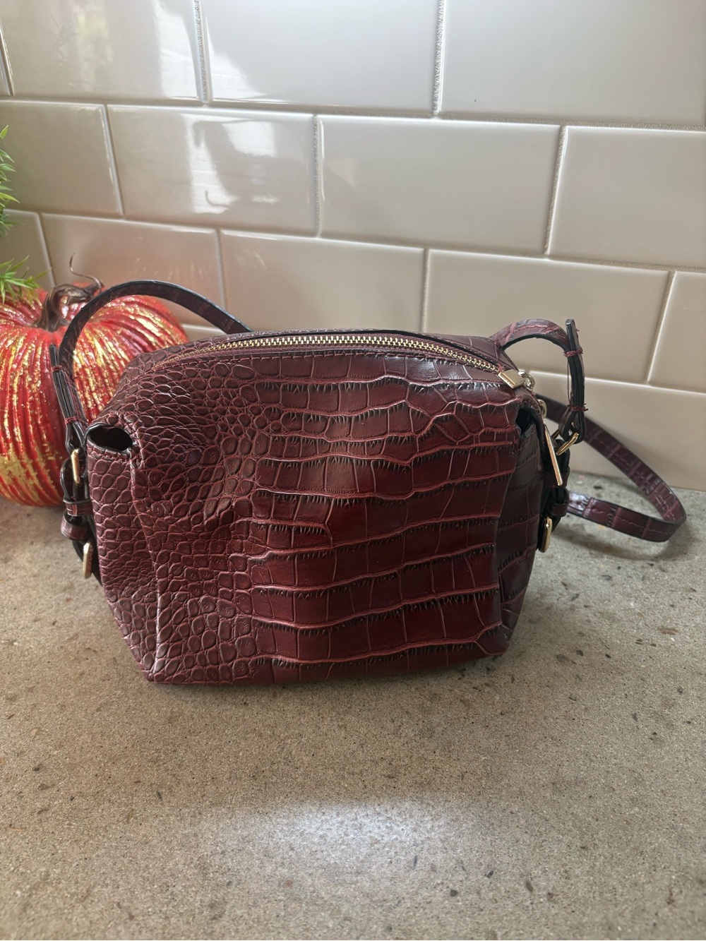 Croc-Embossed Women's Crossbody Bag in Bordeaux